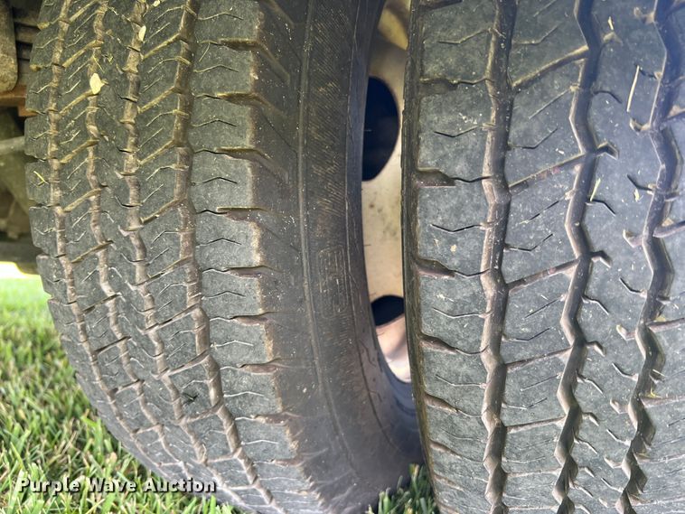 image for item JM9265 2011 Ford E350 Super Duty  shuttle bus