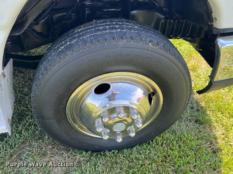 image for item JM9265 2011 Ford E350 Super Duty  shuttle bus