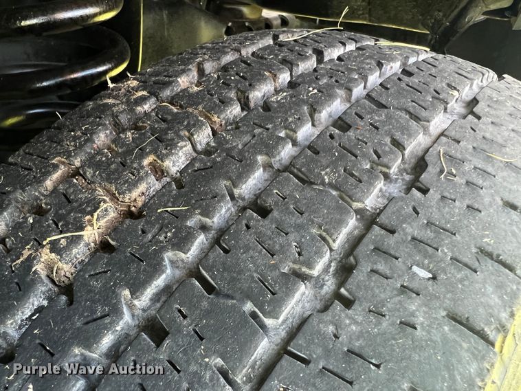 image for item JM9265 2011 Ford E350 Super Duty  shuttle bus