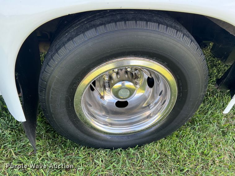 image for item JM9265 2011 Ford E350 Super Duty  shuttle bus