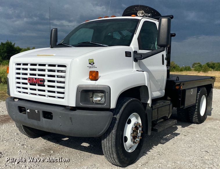 image for item JU9295 2003 GMC C7500  flatbed truck