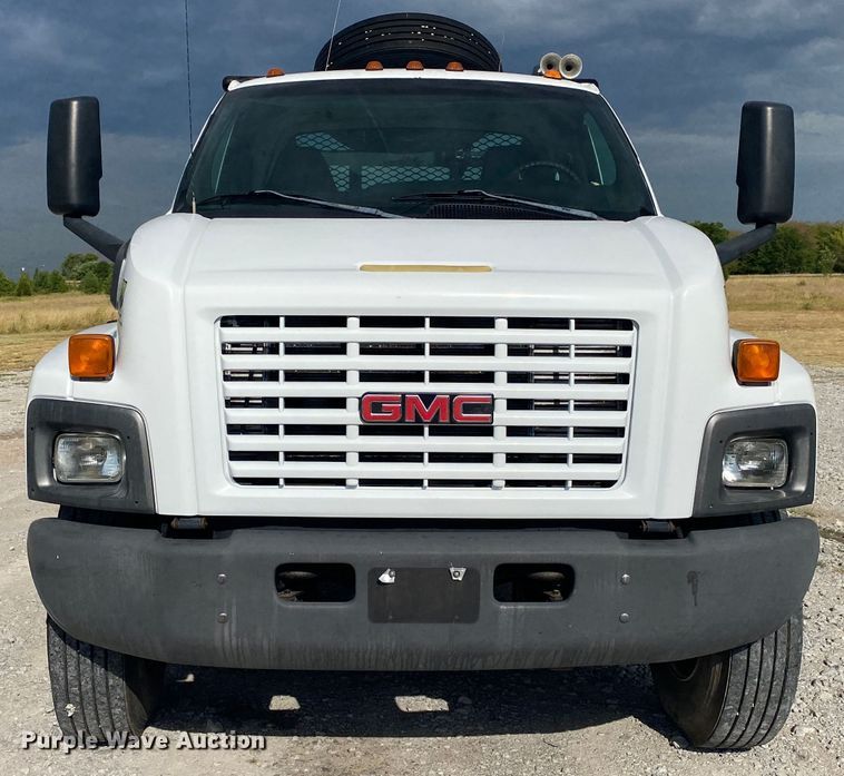 image for item JU9295 2003 GMC C7500  flatbed truck