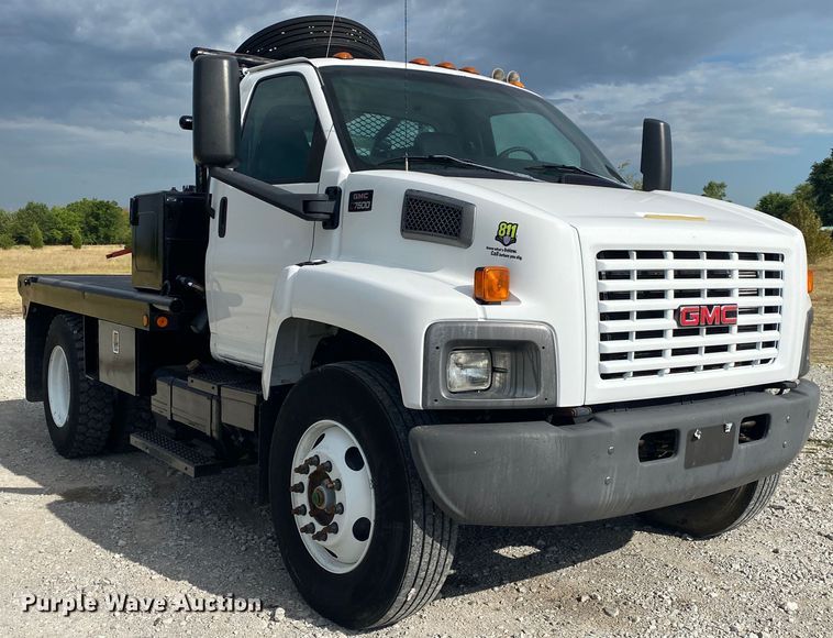 image for item JU9295 2003 GMC C7500  flatbed truck
