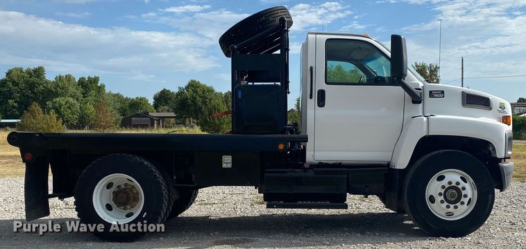image for item JU9295 2003 GMC C7500  flatbed truck
