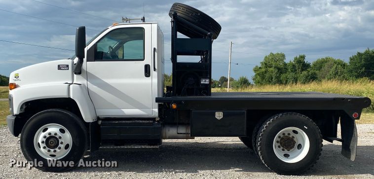 image for item JU9295 2003 GMC C7500  flatbed truck