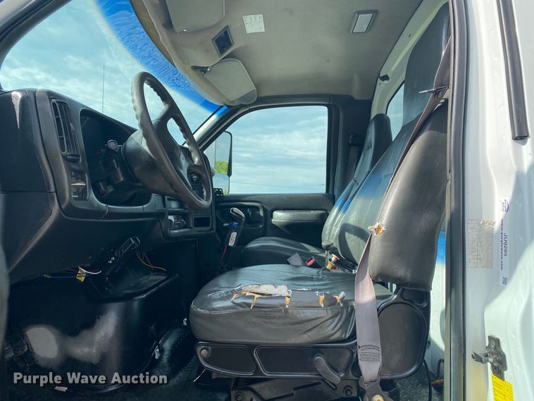 image for item JU9295 2003 GMC C7500  flatbed truck