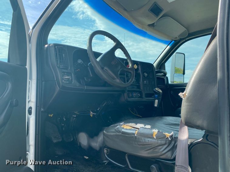 image for item JU9295 2003 GMC C7500  flatbed truck