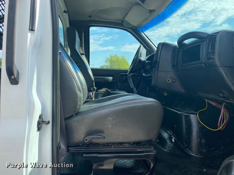 image for item JU9295 2003 GMC C7500  flatbed truck