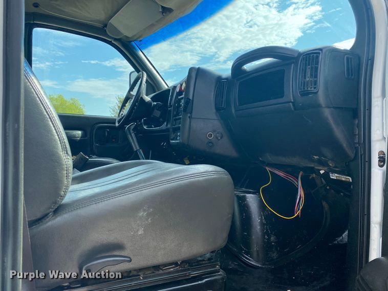 image for item JU9295 2003 GMC C7500  flatbed truck