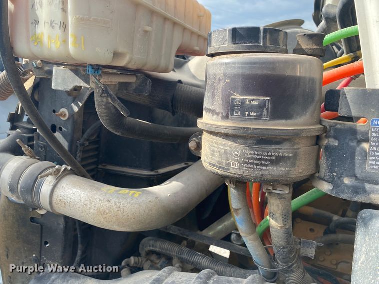 image for item JU9295 2003 GMC C7500  flatbed truck