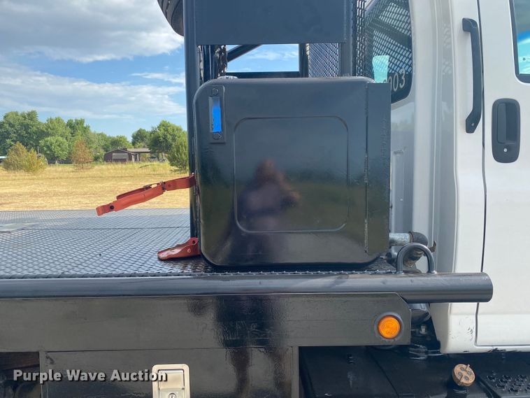 image for item JU9295 2003 GMC C7500  flatbed truck