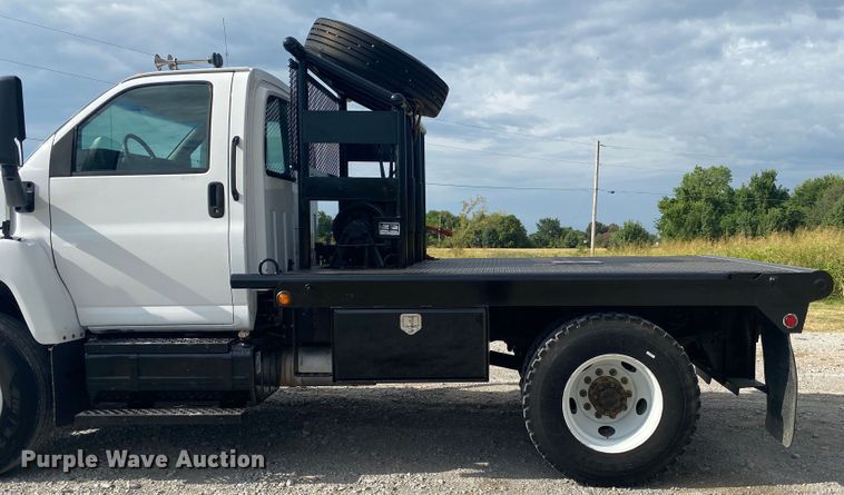 image for item JU9295 2003 GMC C7500  flatbed truck