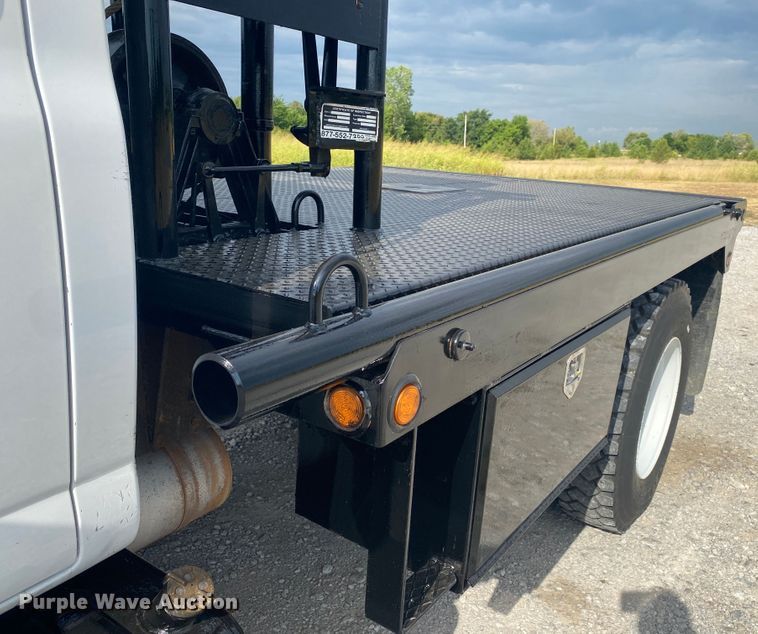 image for item JU9295 2003 GMC C7500  flatbed truck