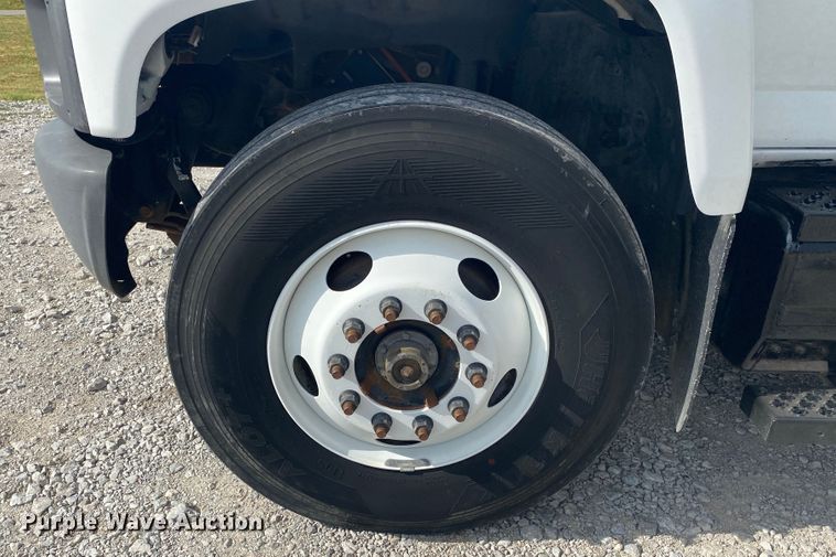 image for item JU9295 2003 GMC C7500  flatbed truck