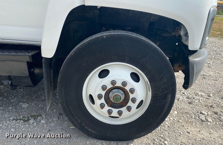 image for item JU9295 2003 GMC C7500  flatbed truck