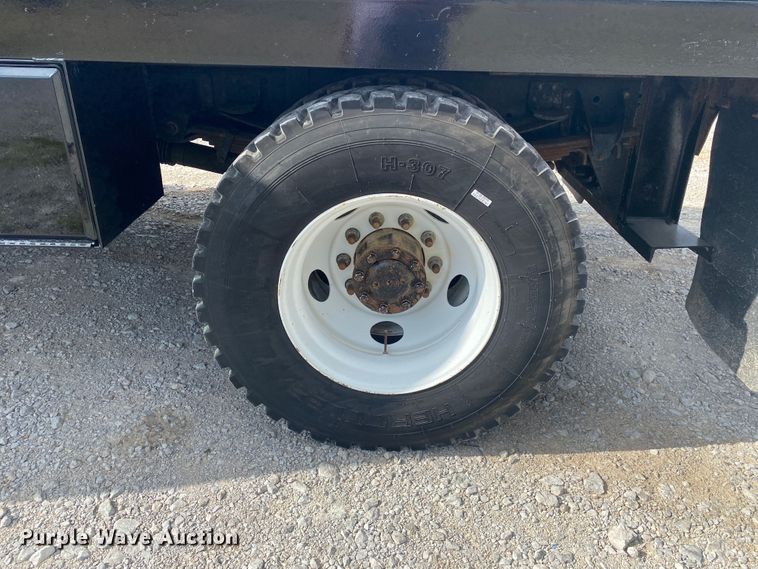 image for item JU9295 2003 GMC C7500  flatbed truck