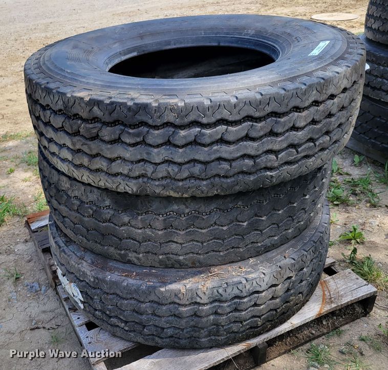 image for item KD9831 (3) Bridgestone 315/80R22.5 tires