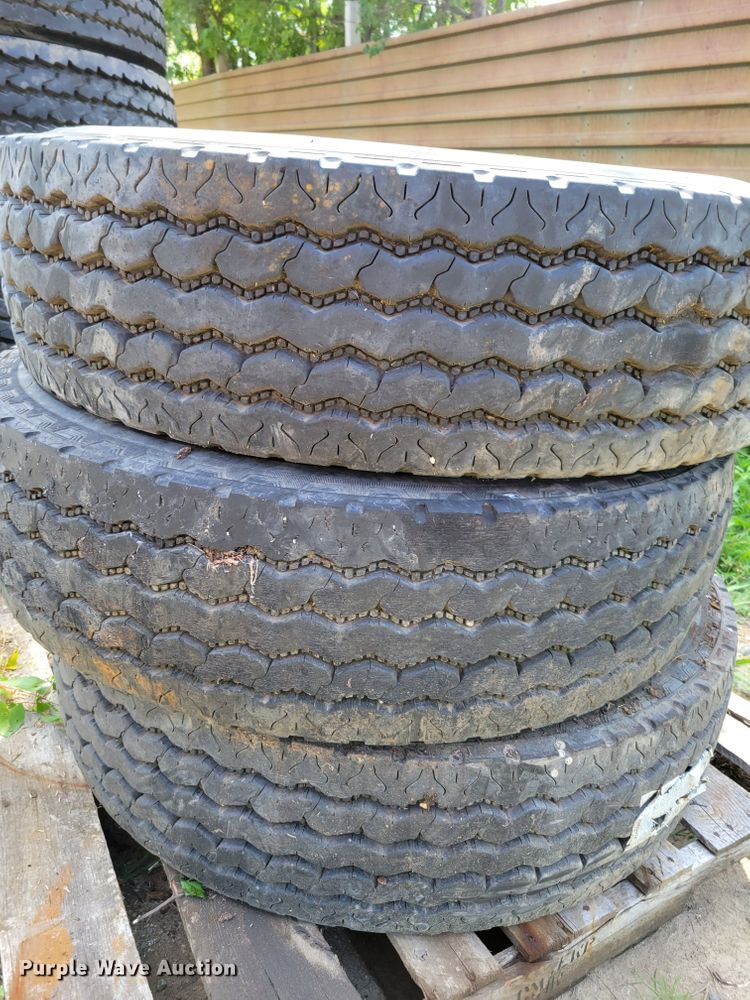 image for item KD9831 (3) Bridgestone 315/80R22.5 tires