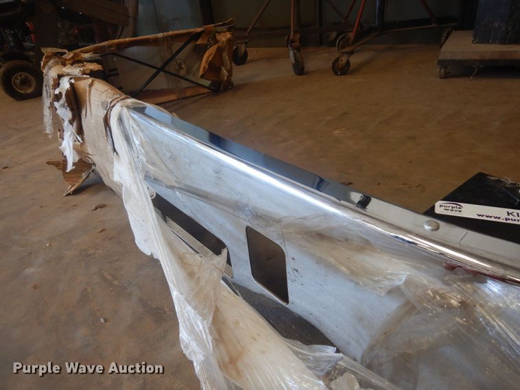 image for item KI9256 1999 Volvo  front bumper