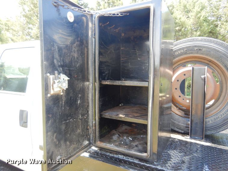 image for item KI9288 2016 Ford F550 Super Duty  flatbed truck