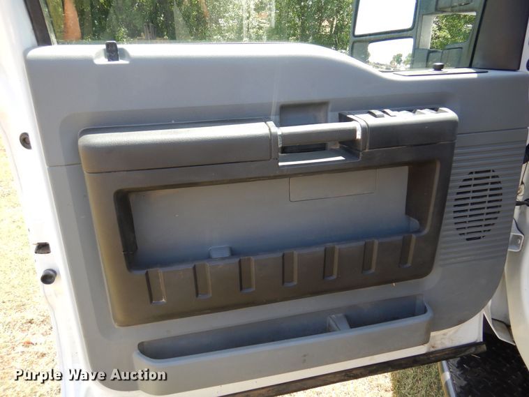 image for item KI9288 2016 Ford F550 Super Duty  flatbed truck