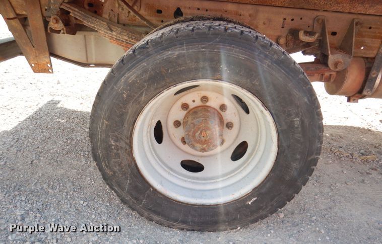 image for item KR9130 2002 Ford F450 Super Duty XL  flatbed truck