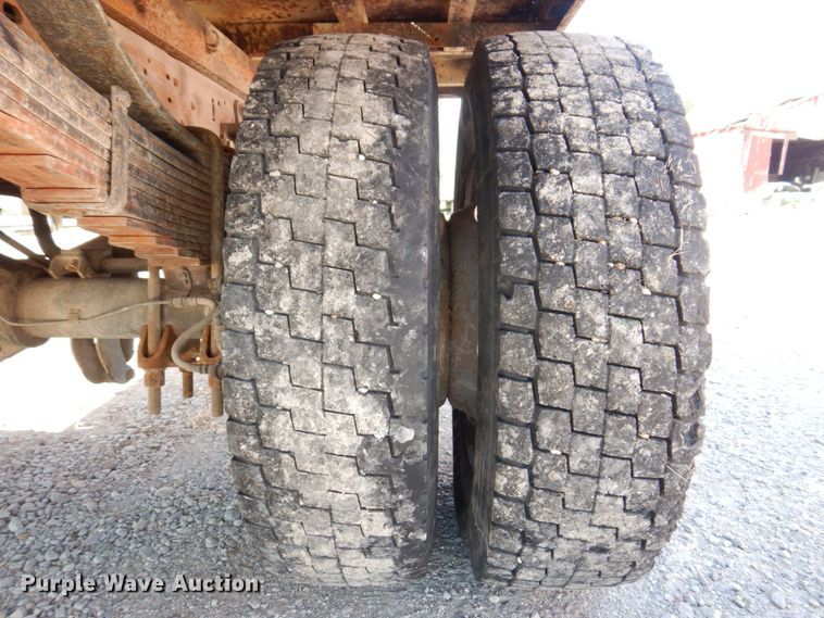 image for item KR9130 2002 Ford F450 Super Duty XL  flatbed truck