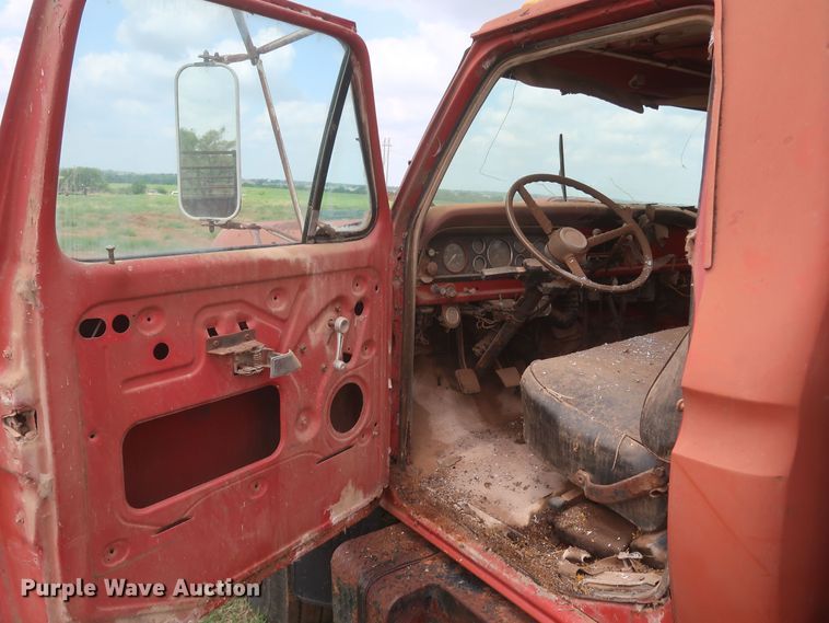 image for item KR9864 1974 Ford F750  winch truck