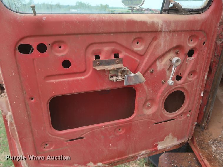 image for item KR9864 1974 Ford F750  winch truck