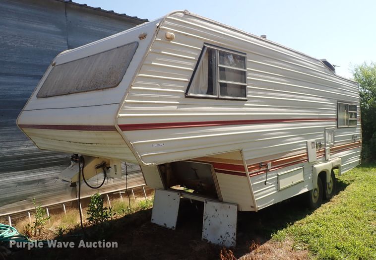 1983 Road Ranger camper in Hutchinson, KS | Item LD9557 sold | Purple Wave