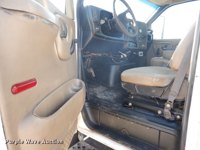 image for item DJ3862 2005 Chevrolet C7500  utility / service truck