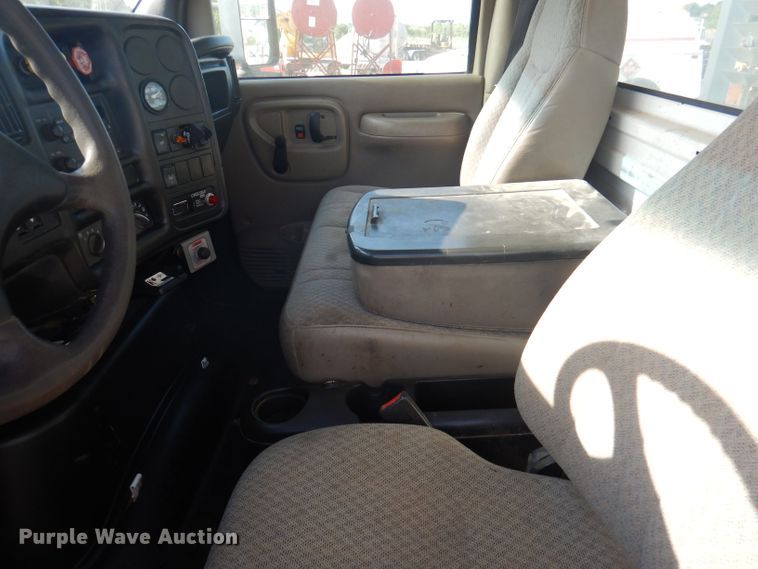 image for item DJ3862 2005 Chevrolet C7500  utility / service truck