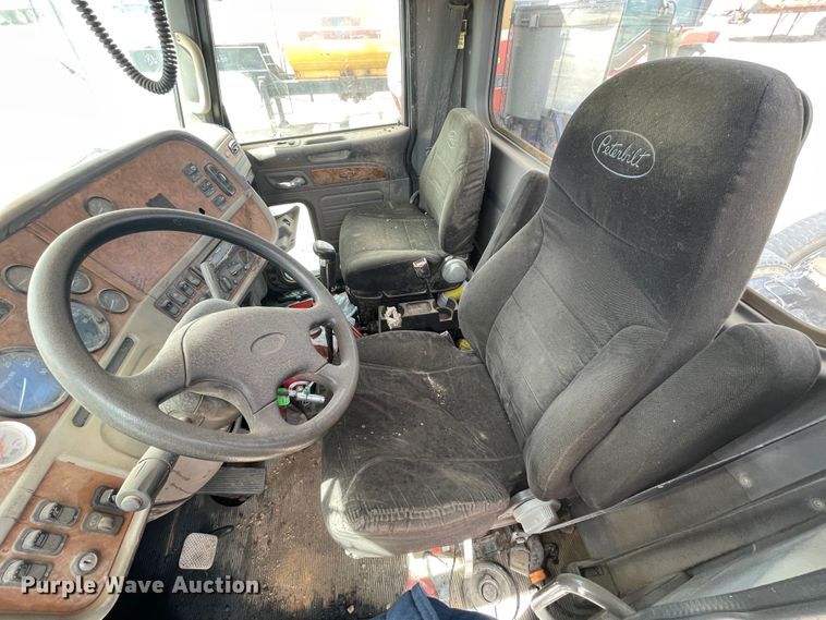 image for item DJ5029 2006 Peterbilt 385  semi truck