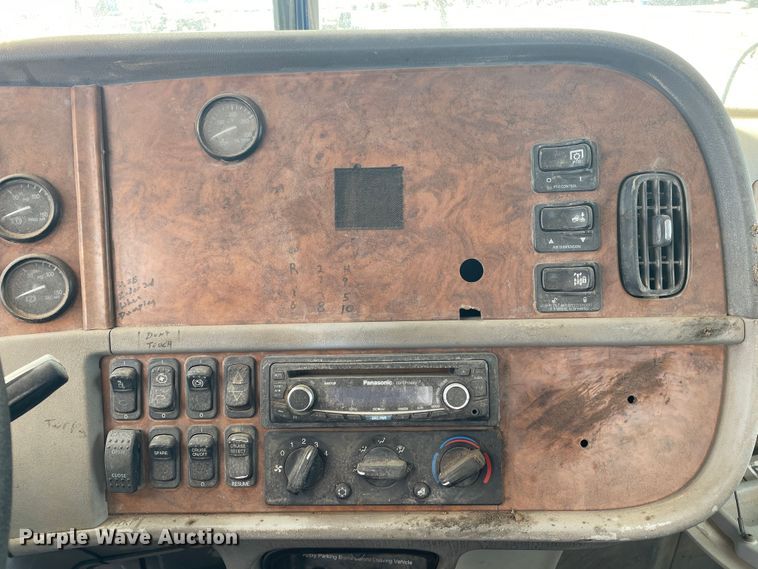 image for item DJ5029 2006 Peterbilt 385  semi truck