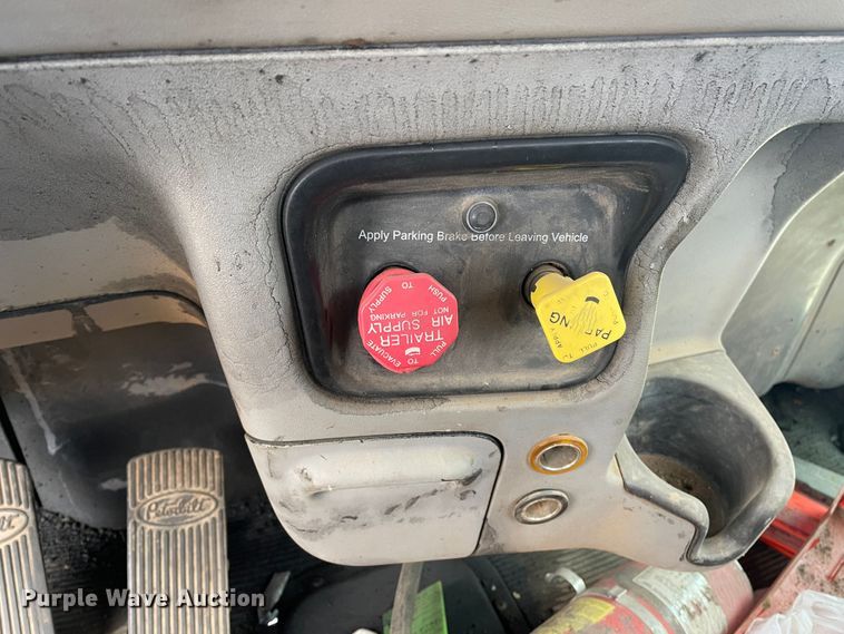 image for item DJ5029 2006 Peterbilt 385  semi truck