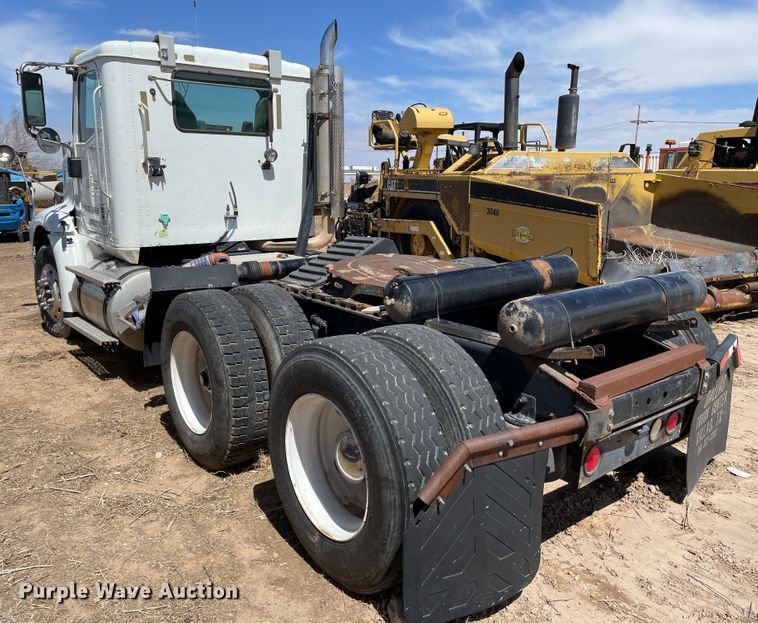 image for item DJ5034 2006 International 9200i  semi truck