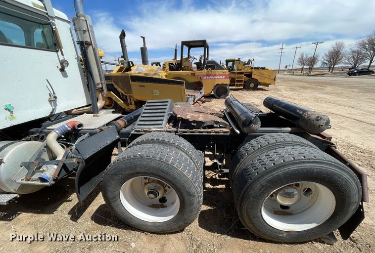 image for item DJ5034 2006 International 9200i  semi truck