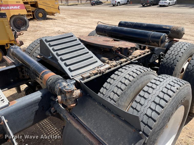 image for item DJ5034 2006 International 9200i  semi truck