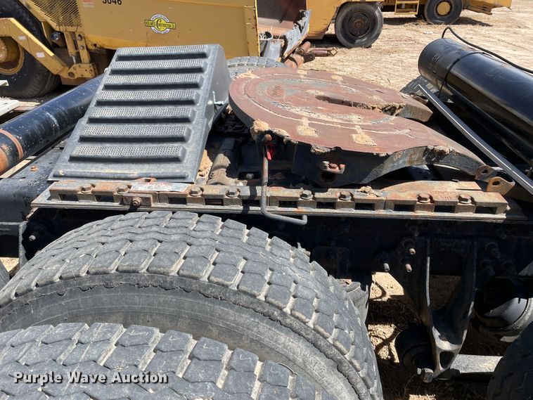 image for item DJ5034 2006 International 9200i  semi truck