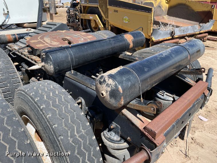 image for item DJ5034 2006 International 9200i  semi truck