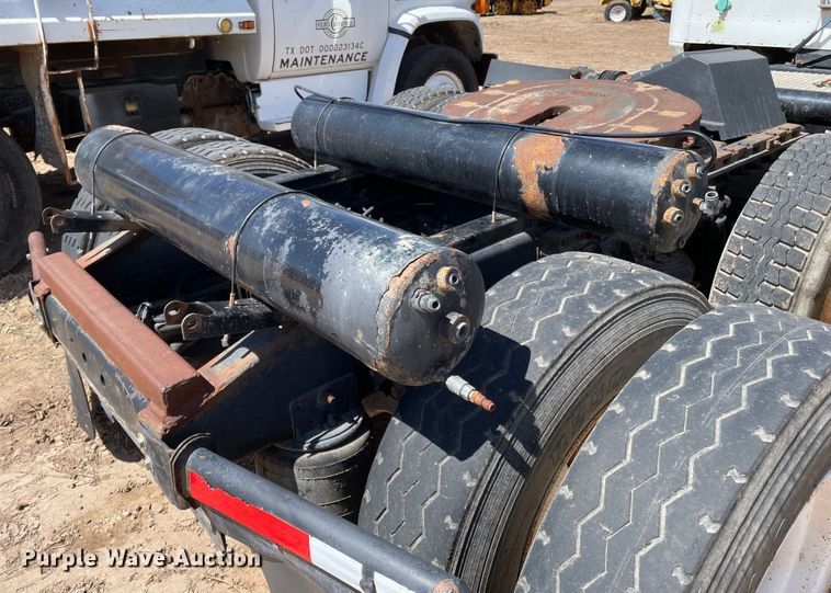 image for item DJ5034 2006 International 9200i  semi truck