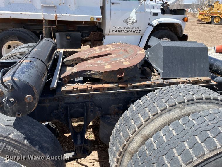 image for item DJ5034 2006 International 9200i  semi truck