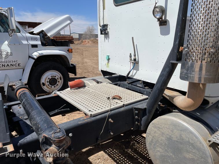 image for item DJ5034 2006 International 9200i  semi truck