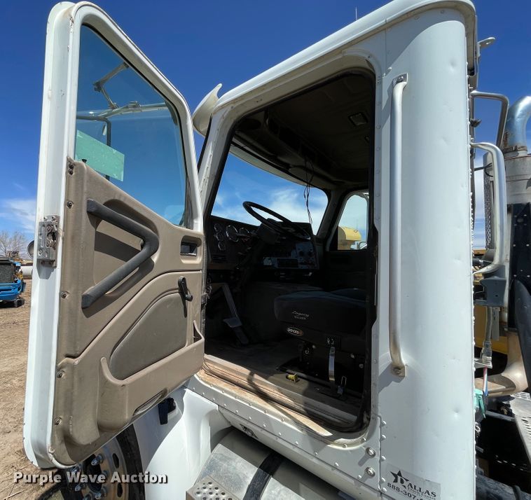 image for item DJ5034 2006 International 9200i  semi truck