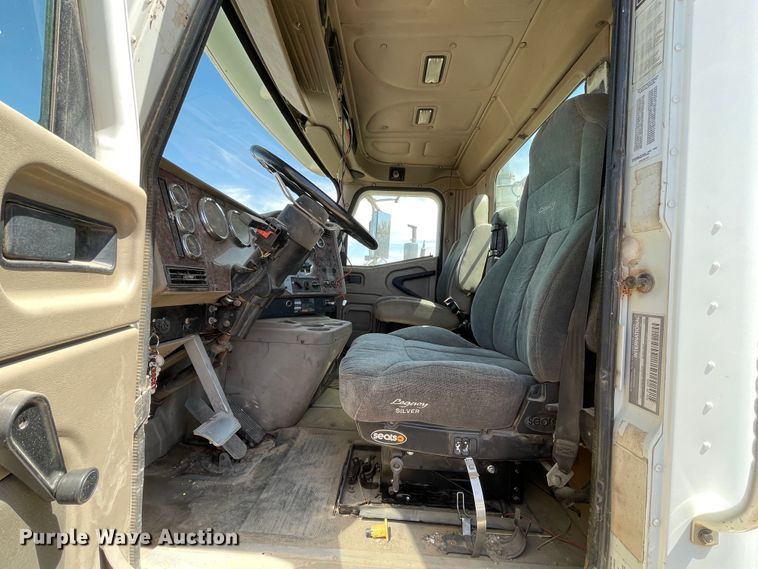 image for item DJ5034 2006 International 9200i  semi truck