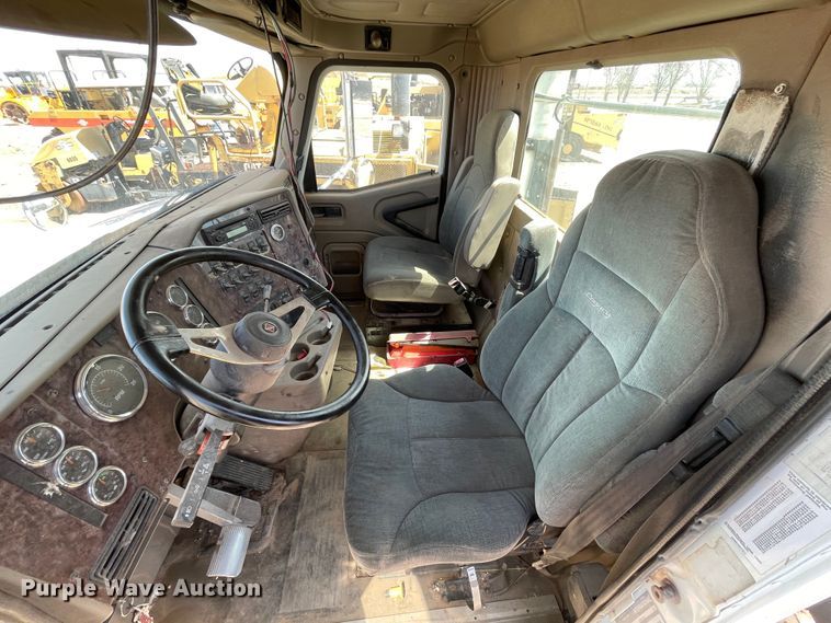 image for item DJ5034 2006 International 9200i  semi truck