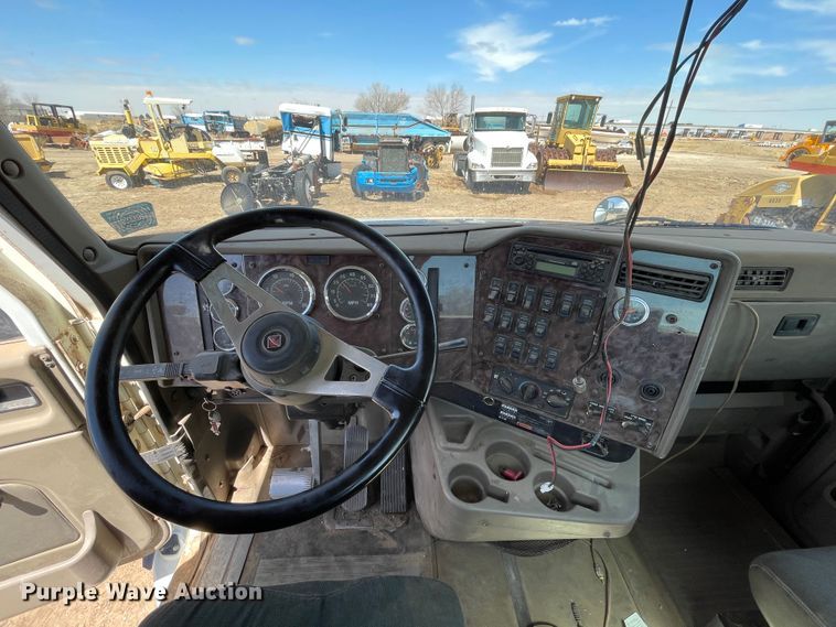 image for item DJ5034 2006 International 9200i  semi truck