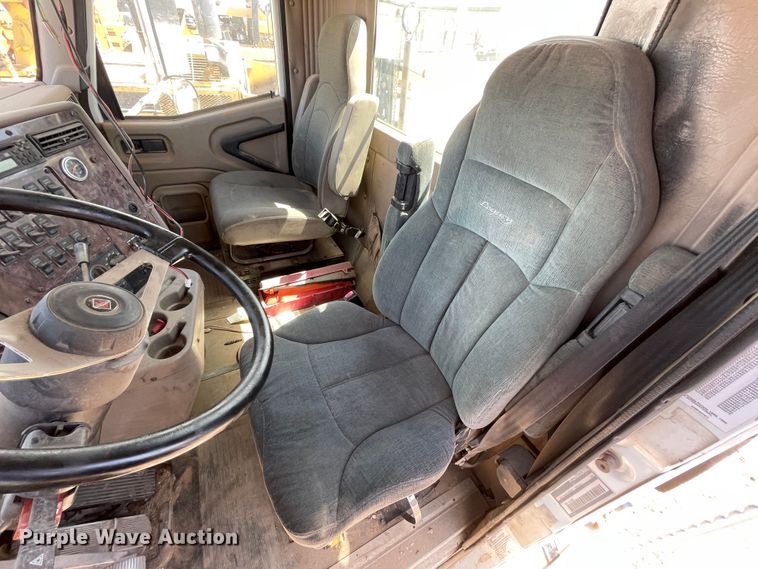 image for item DJ5034 2006 International 9200i  semi truck