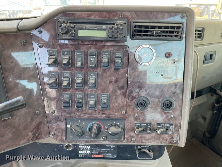 image for item DJ5034 2006 International 9200i  semi truck