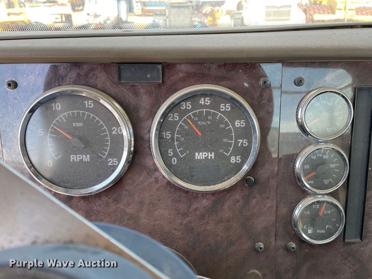 image for item DJ5034 2006 International 9200i  semi truck